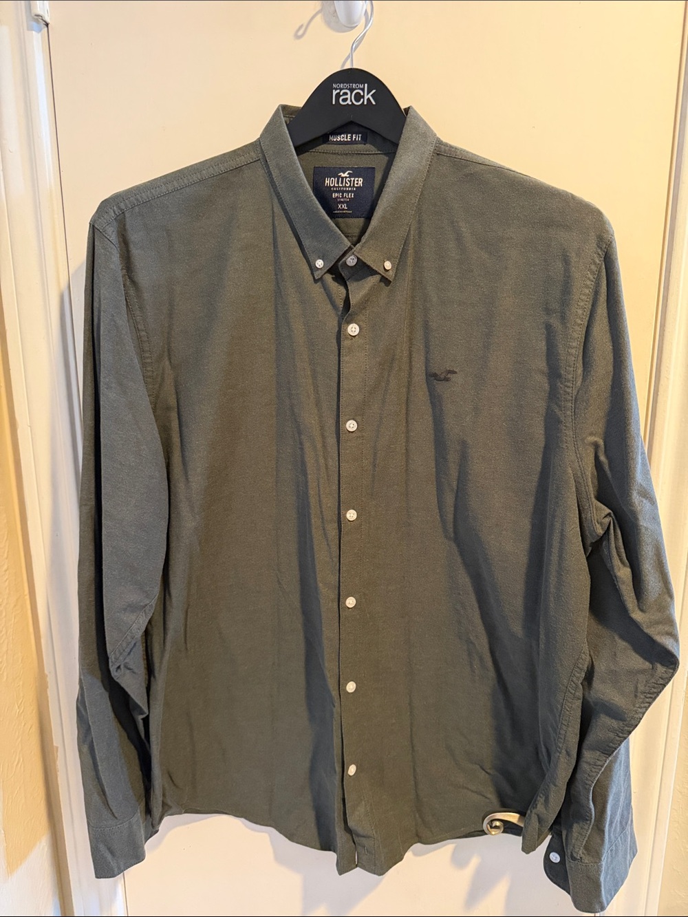 Hollister Men's Olive Green Button-Down Shirt